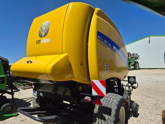 Presse à balles rondes New Holland Roll-Belt 180 SUPERFEED