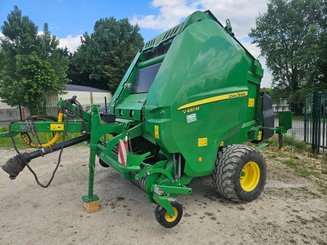 Presse à balles rondes John Deere V461M  - 1