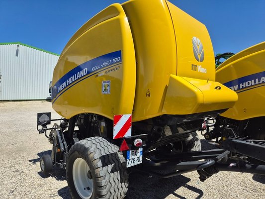 Presse à balles rondes New Holland Roll-Belt 180 SUPERFEED