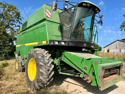 Moissonneuse batteuse John Deere 2256