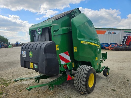 Presse à balles rondes John Deere V461M 