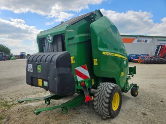 Presse à balles rondes John Deere V461M  - 3