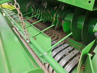 Presse à balles rondes John Deere V461M  - 4