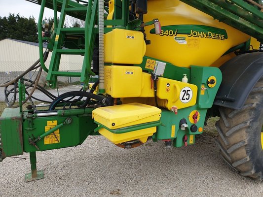 Pulvérisateur traîné John Deere 840i